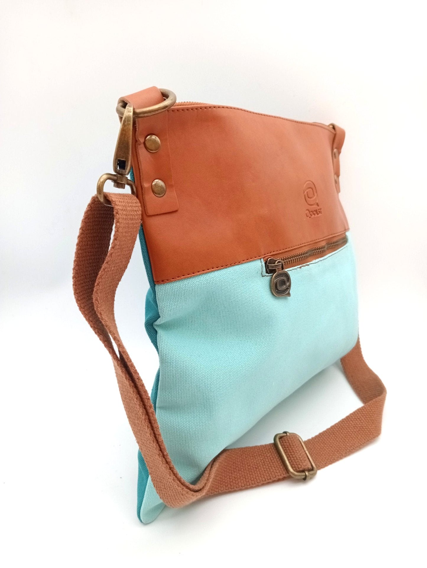 Sac bandoulière Candy Qoolst en coton bicolore et cuir régénéré pour femme et homme