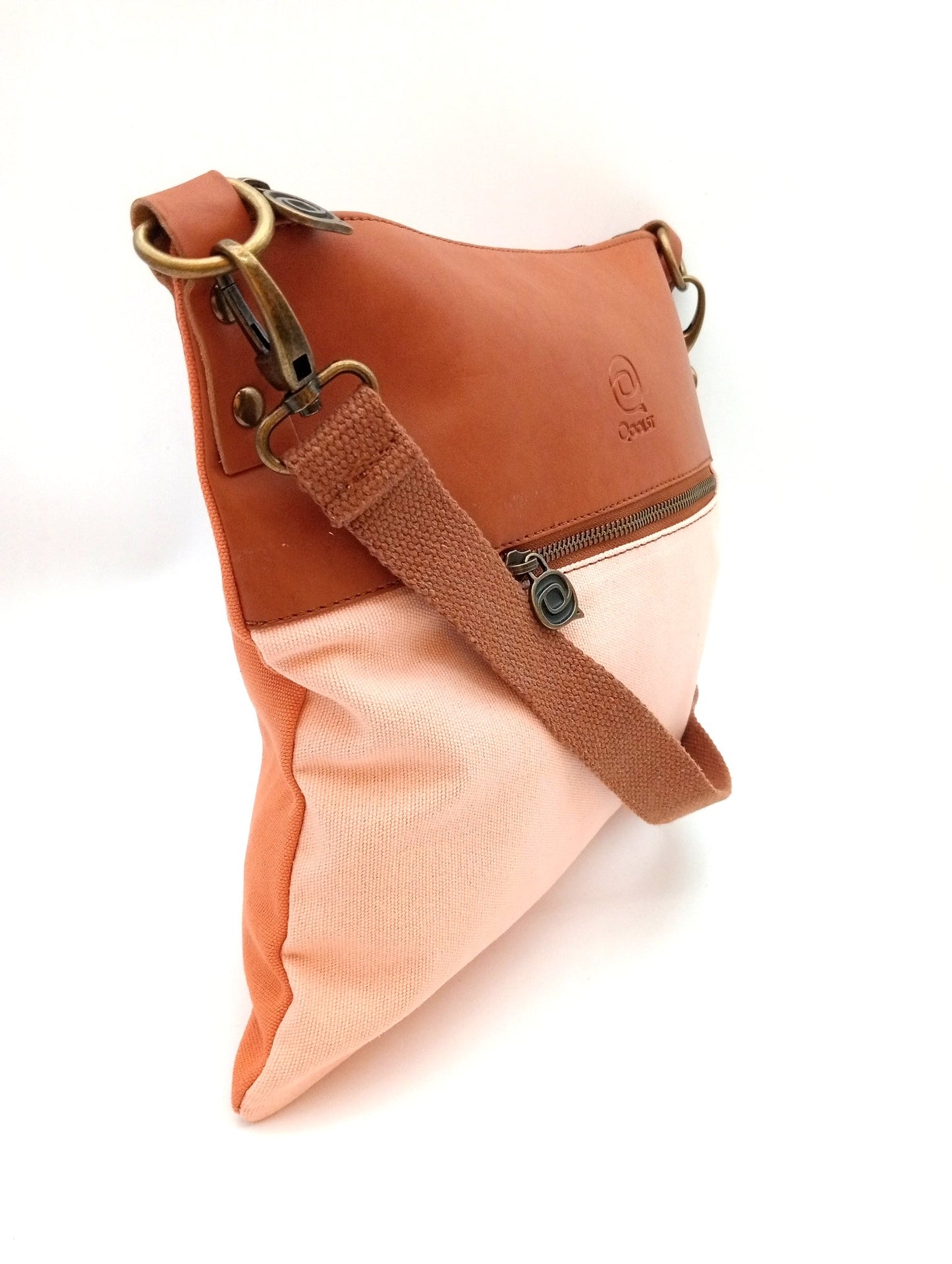 Sac bandoulière Candy Qoolst en coton bicolore et cuir régénéré pour femme et homme